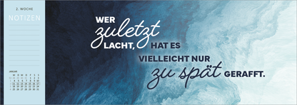 Gezeigt wird eine Innen- oder Zusatzansicht von „Tischkalender Meine Motivation &amp; ich leben gerade getrennt. 2027“. Die Ansicht zeigt eine inspirierende Hintergrundfarbe in sanften Blautönen, die an Wasser erinnert. Darauf steht in verschiedenen Schriftarten der Spruch „WER zuletzt lacht, hat es vielleicht nur zu spät gerafft.“ Die Typografie kombiniert kräftige und feine Schriftzüge, die dem Zitat eine dynamische Wirkung verleihen. Links sind Notizfelder für die Woche...
