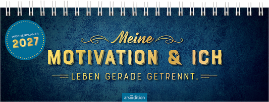 Das Buchcover zeigt einen tiefblauen, strukturierten Hintergrund. In großen, goldenen Buchstaben steht der Titel „Meine MOTIVATION & ICH“. Darunter folgt der Satz „LEBEN GERADE GETRENNT.“ in einer schlichten Schriftart. Oben links befindet sich ein blauer Button mit der Aufschrift „WOCHENPLANER 2027“. Ganz unten mittig steht der Logoschriftzug von arsEdition.