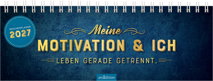 Das Buchcover zeigt einen tiefblauen, strukturierten Hintergrund. In großen, goldenen Buchstaben steht der Titel „Meine MOTIVATION &amp; ICH“. Darunter folgt der Satz „LEBEN GERADE GETRENNT.“ in einer schlichten Schriftart. Oben links befindet sich ein blauer Button mit der Aufschrift „WOCHENPLANER 2027“. Ganz unten mittig steht der Logoschriftzug von arsEdition.