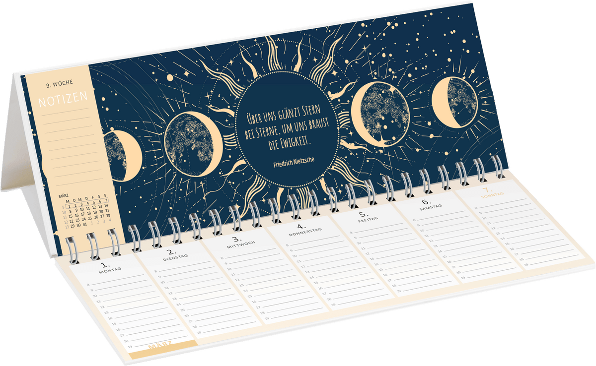 Gezeigt wird eine Innen- oder Zusatzansicht von „Tischkalender Mein magisches Jahr 2027“. Die Darstellung zeigt einen dunklen Hintergrund in einem tiefen Blau, überzogen mit goldenen Elementen und Mondphasen. In der Mitte steht ein Zitat von Friedrich Nietzsche, umgeben von strahlenförmigen Verzierungen. Der Kalender bietet eine klare Struktur mit weißen, beschriftbaren Zeilen für jede Woche, die durch dezente Linien voneinander getrennt sind. Links sind Notizen und ein kleines...