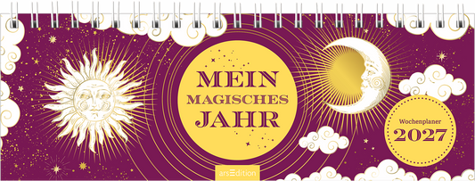 Das Buchcover ist in einem tiefen Purpur gehalten und zeigt einen großen, gelben Kreis mit dem Titel „MEIN MAGISCHES JAHR“ in markanter, künstlerischer Schrift. Links strahlt eine goldene Sonne mit Gesicht, während rechts eine schimmernde Mondsichel zu sehen ist, umgeben von feinen, goldenen Linien und kleinen, weißen Wolken. In der unteren rechten Ecke befindet sich ein runder Button mit der Aufschrift „Wochenplaner 2027“. Ganz unten mittig steht der Logoschriftzug von arsEdition.