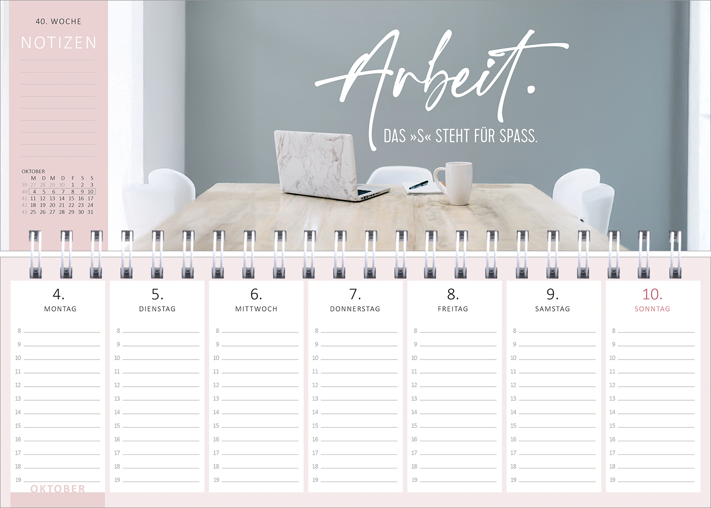 Gezeigt wird eine Innen- oder Zusatzansicht von „Tischkalender Nie ist der Freitag da, wenn man ihn braucht! 2027“. Die Darstellung zeigt eine helle, minimalistische Tischoberfläche mit einem Laptop und einer Tasse. Der obere Bereich enthält den handgeschriebenen Schriftzug „Arbeit.“ in Weiß sowie den Untertitel „DAS »S« STEHT FÜR SPASS.“ in einer eleganten Schriftart. Die Wochentage sind klar und deutlich in Schwarz auf einem pastellrosa Hintergrund angeordnet, was eine...