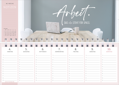 Gezeigt wird eine Innen- oder Zusatzansicht von „Tischkalender Nie ist der Freitag da, wenn man ihn braucht! 2027“. Die Darstellung zeigt eine helle, minimalistische Tischoberfläche mit einem Laptop und einer Tasse. Der obere Bereich enthält den handgeschriebenen Schriftzug „Arbeit.“ in Weiß sowie den Untertitel „DAS »S« STEHT FÜR SPASS.“ in einer eleganten Schriftart. Die Wochentage sind klar und deutlich in Schwarz auf einem pastellrosa Hintergrund angeordnet, was eine...