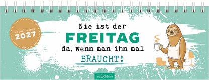 Das Buchcover zeigt einen entspannenden, mintgrünen Hintergrund mit künstlerischen Farbspritzern. Im oberen Bereich prangt in großer, weißer Schrift der Titel „Nie ist der FREITAG da, wenn man ihn mal BRAUCHT!“. Ein niedlicher, cartoonartiger Faultier hält eine Tasse Kaffee und steht lässig neben einem Sofa. Oben links ist der Hinweis „Wochenkalender 2027“ zu sehen. Ganz unten mittig steht der Logoschriftzug von arsEdition.