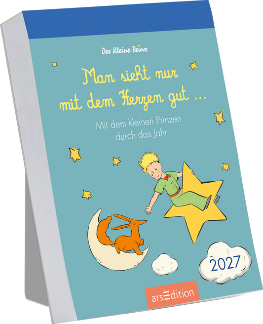 Das Cover zeigt einen hellblauen Hintergrund mit einer übergroßen gelben Sternenillustration. In der Mitte steht der Titel „Man sieht nur mit dem Herzen gut …“ in freundlicher, geschwungener Schrift, die in Weiß gehalten ist. Darunter findet sich der Untertitel „Mit dem kleinen Prinzen durch das Jahr“ in kleinerer, grauer Schrift. Eine abgebildete Figur des kleinen Prinzen sitzt auf einem großen gelben Stern, umgeben von weiteren Illustrationen, darunter ein roter Fuchs. Ein...