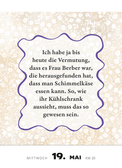 Gezeigt wird eine Innen- oder Zusatzansicht von „Abreißkalender Renate Bergmann - Der Kalender 2027“. Der Hintergrund ist in sanften, hellen Farbtönen mit floralen Mustern gestaltet. In der Mitte steht in großer, schwarzer Schrift der Text: „Ich habe ja bis heute die Vermutung, dass es Frau Berber war, die herausgefunden hat, dass man Schimmelkäse essen kann.“ Der Text ist von einer lila Umrandung umgeben, die Wellenformen aufweist. Am unteren Rand sind das Datum und die...