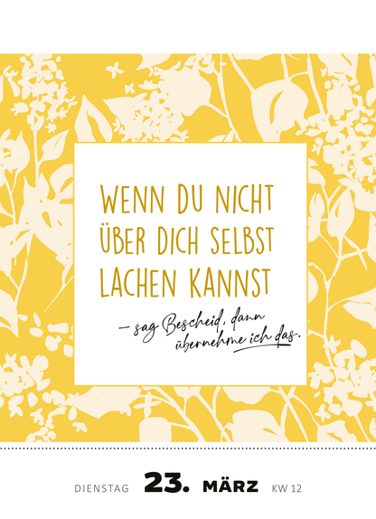 Gezeigt wird eine Innen- oder Zusatzansicht von „Abreißkalender Die Bar hat angerufen &amp; gefragt, wo du bleibst! 2027“. Der Hintergrund ist in einem fröhlichen Gelbton gehalten, verziert mit weißen, filigranen Pflanzenmotiven. Im Mittelpunkt steht ein quadratisches Textfeld mit der Aufschrift „WENN DU NICHT ÜBER DICH SELBST LACHEN KANNST – sag Bescheid, dann übernehme ich das.“ Die Typografie kombiniert verschnörkelte und klare Schriftarten und sorgt für eine ansprechende...