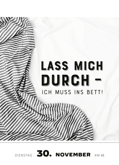 Gezeigt wird eine Innen- oder Zusatzansicht von „Abreißkalender Die Bar hat angerufen &amp; gefragt, wo du bleibst! 2027“. Die Gestaltung zeigt eine weiße Hintergrundfläche mit einem unregelmäßig gefalteten, gestreiften Tuch in Schwarz und Weiß. In der Mitte befindet sich eine auffällige Schrift mit der Aufschrift „LASS MICH DURCH – ICH MUSS INS BETT!“, die in kräftiger, schwarzer Typografie gestaltet ist. Unten sind das Datum „30. NOVEMBER“ und die Kalenderwoche „KW...