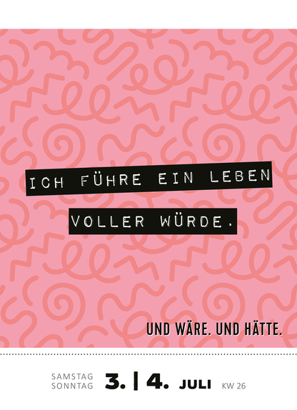 Gezeigt wird eine Innen- oder Zusatzansicht von „Abreißkalender Kann mir bitte jemand ein Bällebad einlassen? 2027“. Der Hintergrund ist in sanftem Rosa mit spiralförmigen, hellen Mustern gestaltet. Zentrale Textelemente sind in schwarzer Schrift gehalten und heben sich deutlich ab: „ICH FÜHRE EIN LEBEN VOLLER WÜRDE“. Darunter steht in kleinerer Schrift: „UND WÄRE. UND HÄTTE.“. Zusätzlich sind das Datum und die Kalenderwoche in klarer, moderner Typografie hervorgehoben.