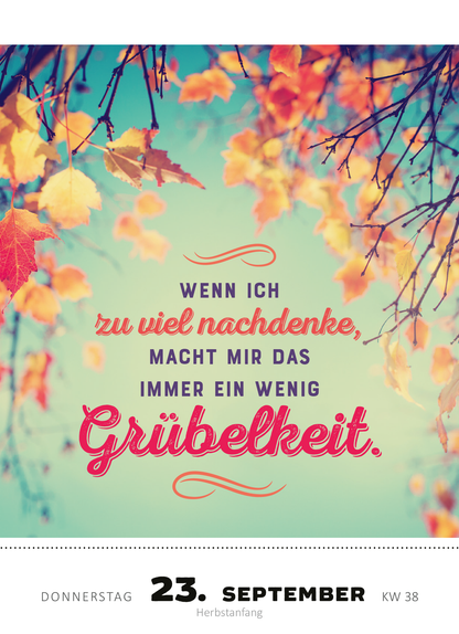 Gezeigt wird eine Innen- oder Zusatzansicht von „Abreißkalender Kann mir bitte jemand ein Bällebad einlassen? 2027“. Der Kalendertag zeigt eine sanfte, pastellfarbene Hintergrundgestaltung mit einem unscharfen Himmel und bunten Herbstblättern. Die zentrale Textzeile hebt sich durch eine verspielte, rote Schrift ab und lautet: „Wenn ich zu viel nachdenke, macht mir das immer ein wenig Grübelkeit.“ Darunter sind das Datum, der Wochentag und der Kalenderwoche in klarer, serifenloser...