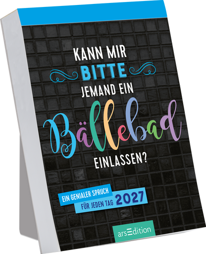 Auf dem Buchcover steht in bunten, verspielten Buchstaben der Titel „Kann mir BITTE jemand ein Bällebad einlassen?“. Der Hintergrund ist in einem schlichten Schwarz gehalten, das durch die lebhaften Farben des Titels kontrastiert wird. Darunter ist der Zusatz „Ein genialer Spruch für jeden Tag 2027“ in Weiß und Blau platziert. In der oberen Ecke findet sich ein blauer Farbstreifen. Ein SPIEGEL-Bestseller-Button ist ebenfalls vorhanden. Ganz unten mittig steht der Logoschriftzug von...