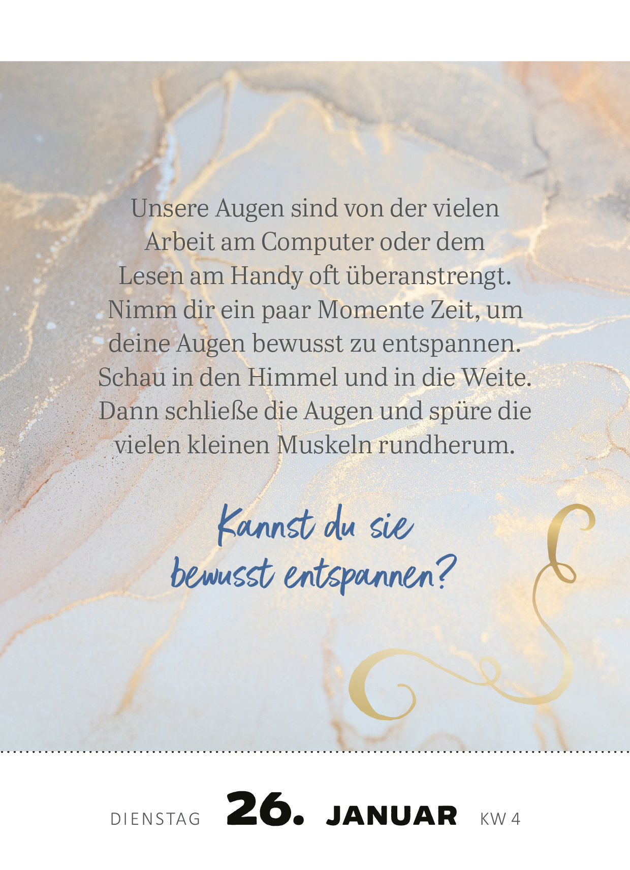 Gezeigt wird eine Innenansicht von „Abreißkalender Achtsamkeit für dich 2027“. Der Hintergrund ist in sanften Grautönen mit goldenen Marmorierungen gehalten. In der oberen Hälfte steht der Text zur Achtsamkeit in eleganter, serifenloser Schrift in grauer Farbe. Darunter steht die Frage „Kannst du sie bewusst entspannen?“ in blauer, handschriftlicher Typografie. Unten werden der Wochentag und die Kalenderwoche in klarer, gut lesbarer Schrift dargestellt.