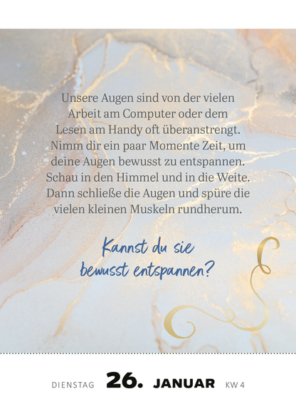 Gezeigt wird eine Innenansicht von „Abreißkalender Achtsamkeit für dich 2027“. Der Hintergrund ist in sanften Grautönen mit goldenen Marmorierungen gehalten. In der oberen Hälfte steht der Text zur Achtsamkeit in eleganter, serifenloser Schrift in grauer Farbe. Darunter steht die Frage „Kannst du sie bewusst entspannen?“ in blauer, handschriftlicher Typografie. Unten werden der Wochentag und die Kalenderwoche in klarer, gut lesbarer Schrift dargestellt.