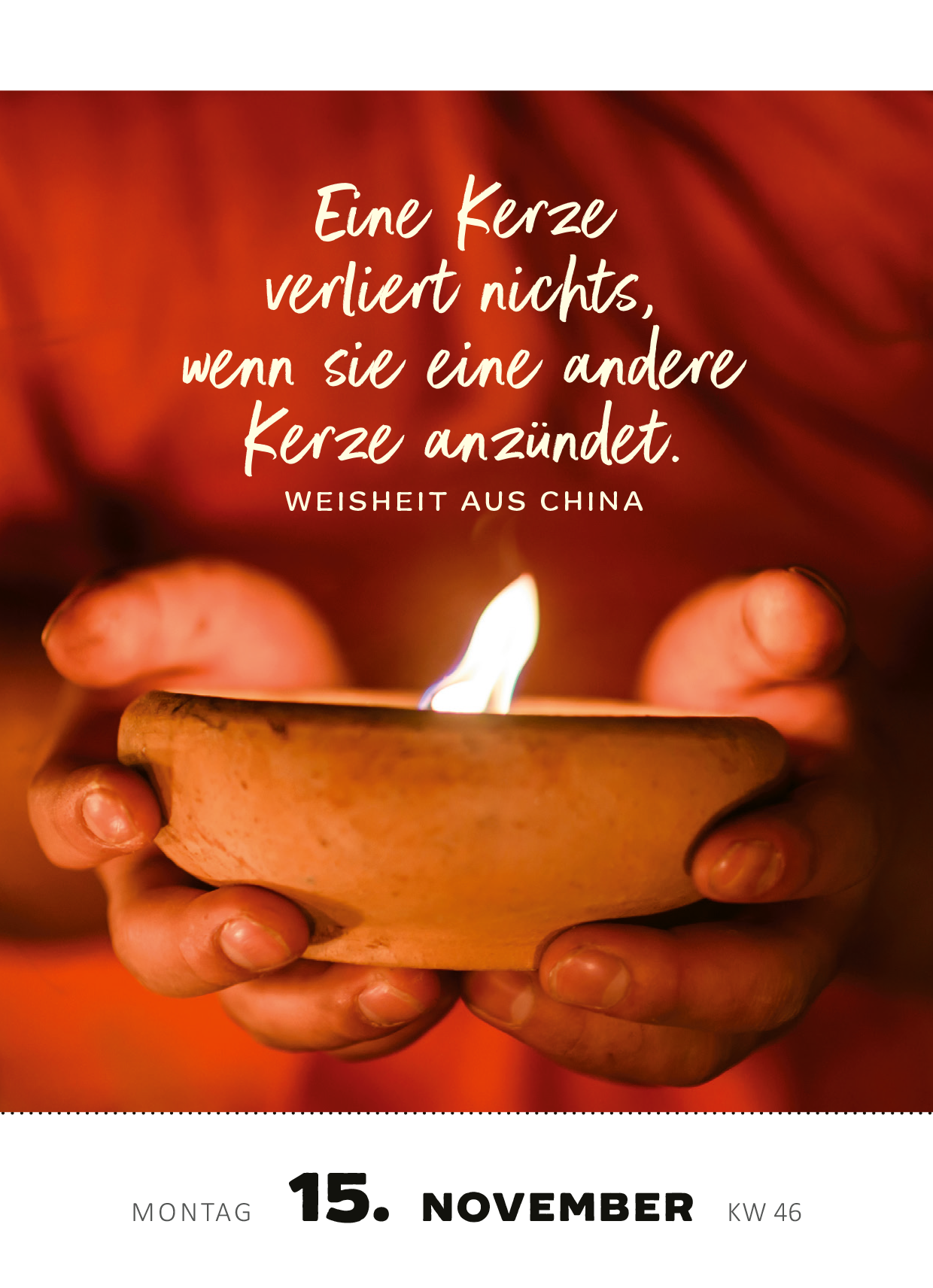 Gezeigt wird eine Innen- oder Zusatzansicht von „Abreißkalender Achtsamkeit für dich 2027“. Im Fokus steht eine sanfte, warme Farbpalette mit einem hellen Hintergrund, der eine brennende Kerze in einer schlichten Schale präsentiert. Darunter ist eine ansprechende Typografie in Weiß, die ein Zitat zur Achtsamkeit zeigt: „Eine Kerze verliert nichts, wenn sie eine andere Kerze anzündet. Weisheit aus China.“ Das Datum und der Wochentag sind in einer klaren Schrift unten platziert.