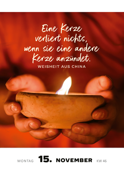 Gezeigt wird eine Innen- oder Zusatzansicht von „Abreißkalender Achtsamkeit für dich 2027“. Im Fokus steht eine sanfte, warme Farbpalette mit einem hellen Hintergrund, der eine brennende Kerze in einer schlichten Schale präsentiert. Darunter ist eine ansprechende Typografie in Weiß, die ein Zitat zur Achtsamkeit zeigt: „Eine Kerze verliert nichts, wenn sie eine andere Kerze anzündet. Weisheit aus China.“ Das Datum und der Wochentag sind in einer klaren Schrift unten platziert.