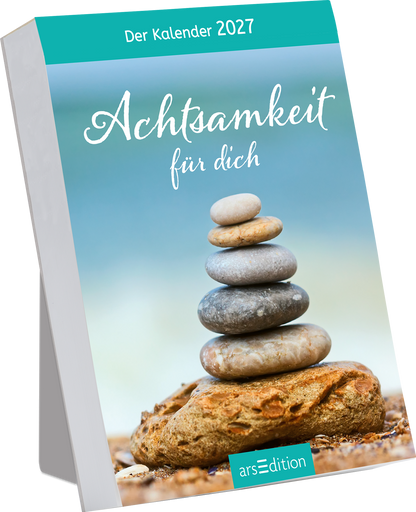 Der Kalender 2027 trägt den Titel „Achtsamkeit für dich“ in geschwungener, weißer Schrift auf einem sanften, blauen Hintergrund. Im Fokus steht ein stapel aus glatten, runden Steinen, der auf einem großen, flachen Stein liegt. Die harmonische Farbgebung vermittelt ein Gefühl von Ruhe und Balance. Ganz unten mittig steht der Logoschriftzug von arsEdition.
