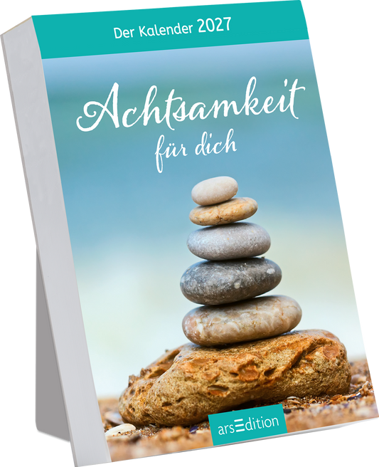 Der Kalender 2027 trägt den Titel „Achtsamkeit für dich“ in geschwungener, weißer Schrift auf einem sanften, blauen Hintergrund. Im Fokus steht ein stapel aus glatten, runden Steinen, der auf einem großen, flachen Stein liegt. Die harmonische Farbgebung vermittelt ein Gefühl von Ruhe und Balance. Ganz unten mittig steht der Logoschriftzug von arsEdition.