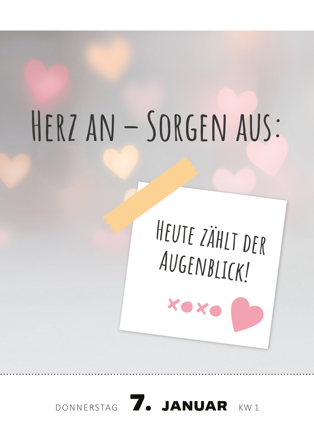 Gezeigt wird eine Innenansicht von „Abreißkalender Glücksmantras 2027“. Die Seite strahlt in sanften Pastellfarben, darunter rosa und hellblau. Zentrales Element ist der niedliche, handschriftliche Schriftzug „Herz an – Sorgen aus“, umgeben von zarten, verschwommenen Herzmotiven. Ein gelbes Banner hebt den Spruch „Heute zählt der Augenblick!“ hervor, der in einer klaren, modernen Schriftart gestaltet ist. Unten wird das Datum, der Wochentag und die Kalenderwoche in einer...