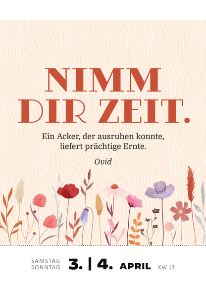 Gezeigt wird eine Innen- oder Zusatzansicht von „Abreißkalender Glücksmantras 2027“. Der Text „NIMM DIR ZEIT.“ ist in kräftigen, roten Buchstaben prominent positioniert. Darunter steht ein Zitat von Ovid in neutraler Schrift. Die Hintergrundfarbe ist sanft beige mit geschwungenen Linien, die an sanfte Wellen erinnern. Am unteren Rand ziert eine bunte Blumenillustration die Seite, die in Pastelltönen gehalten ist und eine freundliche, einladende Atmosphäre schafft.