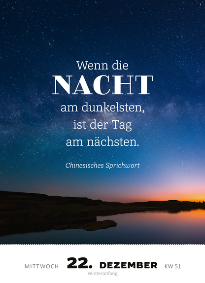 Gezeigt wird eine Innen- oder Zusatzansicht von „Abreißkalender Glücksmantras 2027“. Der Kalenderblatt zeigt einen tiefblauen Nachthimmel, übersät mit Sternen. In der oberen Hälfte steht in großen, weißen Buchstaben: „Wenn die NACHT“. Darunter, in elegantem Schreibschrift-Stil, folgen die Worte „am dunkelsten, ist der Tag am nächsten“. Das Zitat wird abgerundet mit der Attribution „Chinesisches Sprichwort“. Die Datumsangabe und der Wochentag sind in klarer, moderner...