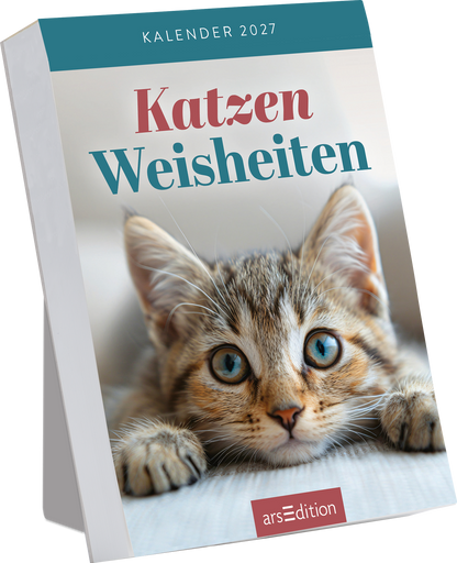 Das Cover zeigt ein niedliches, graues Kätzchen mit großen, blauen Augen. Der Titel „Katzen Weisheiten“ ist in einer eleganten, serifenlosen Schrift in Türkis oben platziert, während „Kalender 2027“ in kleineren, hellen Buchstaben darüber zu finden ist. Die sanften Farben und der freundliche Ausdruck des Kätzchens verleihen der Gestaltung eine warme, einladende Atmosphäre. Ganz unten mittig steht der Logoschriftzug von arsEdition.