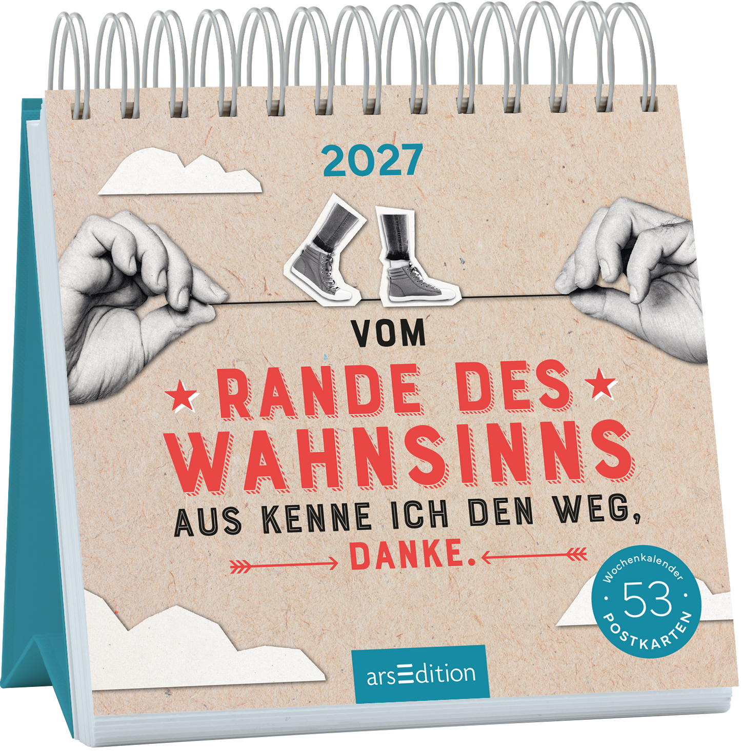 Auf dem Buchcover ist ein hellbrauner, strukturiert wirkender Hintergrund zu sehen, der an Kraftpapier erinnert. In der Mitte steht der Titel „VOM RANDE DES WAHNSINNS“ in roten, hervorgehobenen Buchstaben, darunter die Zeile „AUS KENNE ICH DEN WEG, DANKE.“ in schwarzer Schrift. Zwei Hände halten eine Wäscheleine, an der zwei verschiedene Stiefel hängen. Oben rechts prangt der Jahreszahl „2027“. Ganz unten mittig steht der Logoschriftzug von arsEdition.
