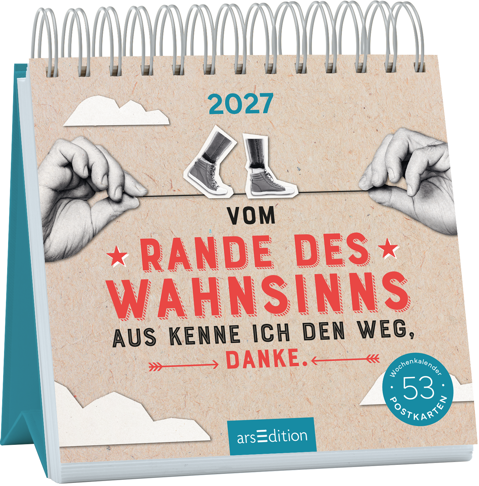 Auf dem Buchcover ist ein hellbrauner, strukturiert wirkender Hintergrund zu sehen, der an Kraftpapier erinnert. In der Mitte steht der Titel „VOM RANDE DES WAHNSINNS“ in roten, hervorgehobenen Buchstaben, darunter die Zeile „AUS KENNE ICH DEN WEG, DANKE.“ in schwarzer Schrift. Zwei Hände halten eine Wäscheleine, an der zwei verschiedene Stiefel hängen. Oben rechts prangt der Jahreszahl „2027“. Ganz unten mittig steht der Logoschriftzug von arsEdition.