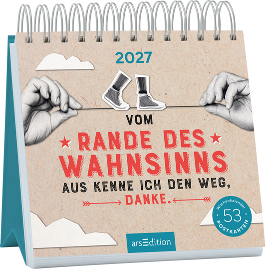 Auf dem Buchcover ist ein hellbrauner, strukturiert wirkender Hintergrund zu sehen, der an Kraftpapier erinnert. In der Mitte steht der Titel „VOM RANDE DES WAHNSINNS“ in roten, hervorgehobenen Buchstaben, darunter die Zeile „AUS KENNE ICH DEN WEG, DANKE.“ in schwarzer Schrift. Zwei Hände halten eine Wäscheleine, an der zwei verschiedene Stiefel hängen. Oben rechts prangt der Jahreszahl „2027“. Ganz unten mittig steht der Logoschriftzug von arsEdition.