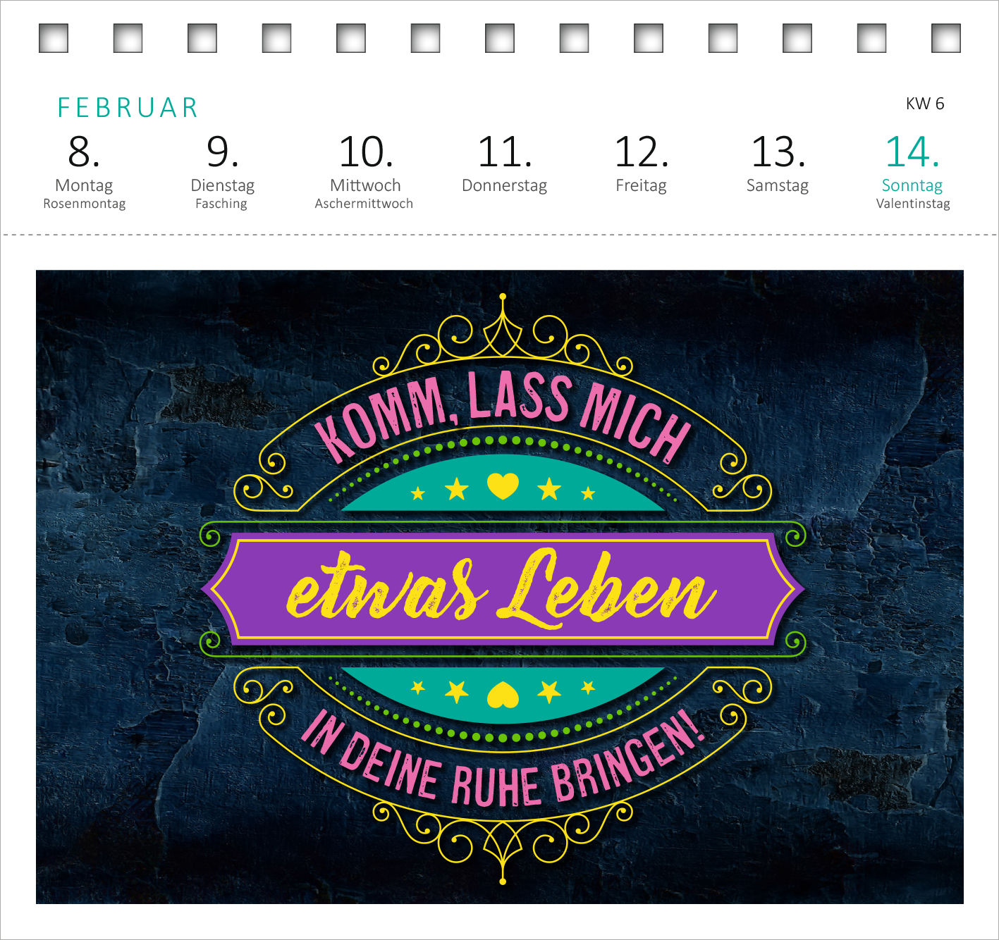 Gezeigt wird eine Innen- oder Zusatzansicht von „Postkartenkalender Meine Schokoladenseite hab ich aufgegessen. 2027“. Der Kalender zeigt einen farbenfrohen, grafischen Hintergrund in Blau und Schwarz. In der Mitte befindet sich ein runder, lebhaft gestalteter Rahmen mit bunten Herzen und geschwungenen Linien. Darin steht der farbige Text „Komm, lass mich etwas Leben in deine Ruhe bringen!“, hervorgehoben durch eine violette Schriftart auf einem grünen Balken. Die Monatseinteilung und...