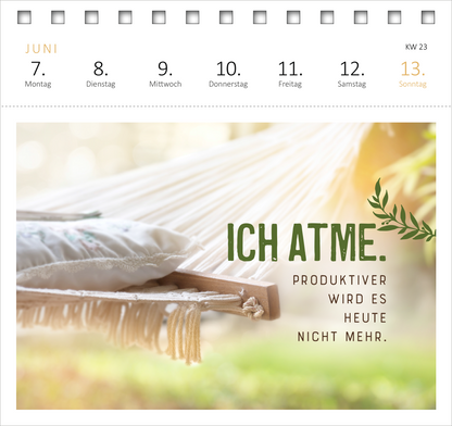 Gezeigt wird eine Innen- oder Zusatzansicht von „Postkartenkalender Meine Schokoladenseite hab ich aufgegessen. 2027“. Die Seite zeigt eine Hängematte in einer idyllischen, natürlichen Umgebung. Der Hintergrund ist sanft verschwommen, mit grünen Bäumen und einem hellen Lichtspiel. Auf der Hängematte liegen Kissen, daneben befindet sich der Text „ICH ATME.“ in großem, grünem Schriftzug und darunter in kleinerer Schrift „produktiv wird es heute nicht mehr.“ Die Typografie ist...