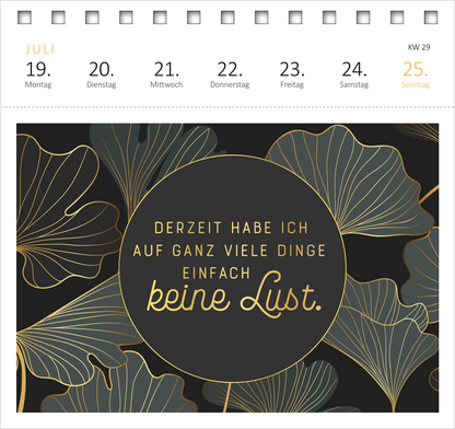 Gezeigt wird eine Innen- oder Zusatzansicht von „Postkartenkalender Meine Schokoladenseite hab ich aufgegessen. 2027“. Die Seite präsentiert ein elegantes, schwarzes Hintergrundmuster mit goldenen, geschwungenen Blattmotiven. Im Mittelpunkt steht ein runder, goldumrandeter Kasten mit der Aufschrift: „Derzeit habe ich auf ganz viele Dinge einfach keine Lust.“ Die Typografie ist verspielt und gut lesbar, während die gesamte Gestaltung eine harmonische und stilvolle Atmosphäre...