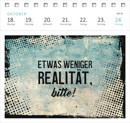 Gezeigt wird eine Innen- oder Zusatzansicht von „Postkartenkalender Meine Schokoladenseite hab ich aufgegessen. 2027“. Die Seite zeigt den Monat Oktober mit graugrünen, pastelligen Farbtönen und einem strukturierten Hintergrund. In der Mitte steht der humorvolle Text „ETWAS WENIGER REALITÄT, bitte!“, in klarer, schwarzer Typografie. Die Wochenübersicht oberhalb ist in schlichtem Schwarz und Hellblau gehalten, während die Wochentage und das KW 42 dezent präsentiert werden.