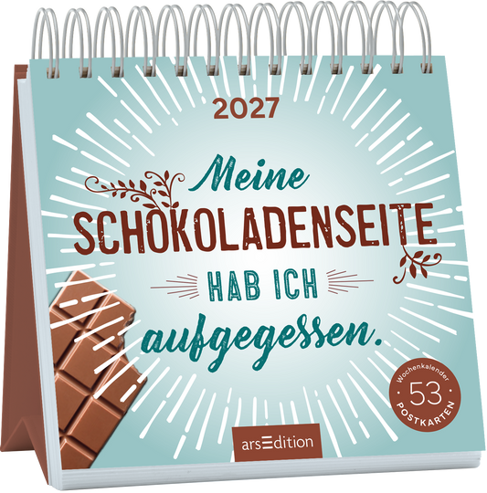 Das Cover zeigt einen spiralen Kalender für das Jahr 2027 auf einem hellblauen Hintergrund. In braunen, verspielten Buchstaben steht der Titel „Meine Schokoladenseite hab ich aufgegessen.“ Links ist eine ansprechende Schokoladentafel abgebildet. Strahlen und geschwungene Ornamente verleihen dem Design eine fröhliche Atmosphäre. In der unteren rechten Ecke befindet sich ein Button mit der Aufschrift „Wochenkalender 53 Postkarten“. Ganz unten mittig steht der Logoschriftzug von...