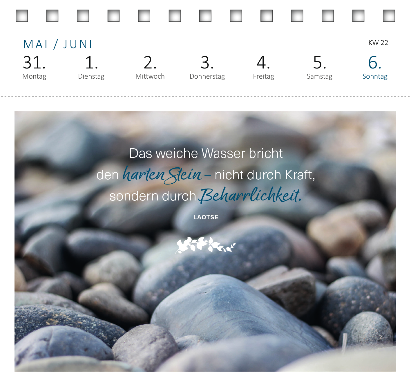 Gezeigt wird eine Innen- oder Zusatzansicht von „Postkartenkalender 365 Tage Achtsamkeit 2027“. Der Kalender zeigt einen sanften, unscharfen Hintergrund aus glatten Steinen in Graublau- und Erdtönen. In der Vordergrundmitte steht der inspirierende Spruch: „Das weiche Wasser bricht den harten Stein – nicht durch Kraft, sondern durch Beharrlichkeit.“ in einer Kombination aus auffälliger Typografie in dunklem Blau und einer eleganten Schriftart. Darunter befindet sich der Schriftzug...