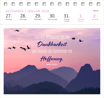 Gezeigt wird eine Innen- oder Zusatzansicht von „Postkartenkalender 365 Tage Achtsamkeit 2027“. Die Seite zeigt eine sanfte, pastellfarbene Landschaft mit einem lila-rosa Himmel und Silhouetten von Bergen im Hintergrund. Darin ist ein inspirierendes Zitat von Marc Aurel in stilvoller Typografie gestaltet: „Lass das Vergangene los mit Dankbarkeit und begrüße das Kommende mit Hoffnung.“ Die Wochentage sowie das aktuelle Datum sind klar und strukturiert oben abgebildet, begleitet von...
