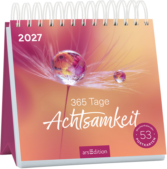 Das Buchcover zeigt einen sanften Farbverlauf in rosa und orange, der eine beruhigende Atmosphäre vermittelt. In der Mitte des Covers befindet sich eine auf einem Dandelionblatt platzierte Wasserperle, die das Licht reflektiert. Der Titel „365 Tage Achtsamkeit“ ist in eleganter, verspielter Schrift in Weiß gehalten. Oben links steht das Jahr „2027“ in einer klaren, modernen Schrift. Unten rechts ist ein runder Button mit dem Text „53 Postkarten“ sichtbar. Ganz unten mittig steht...