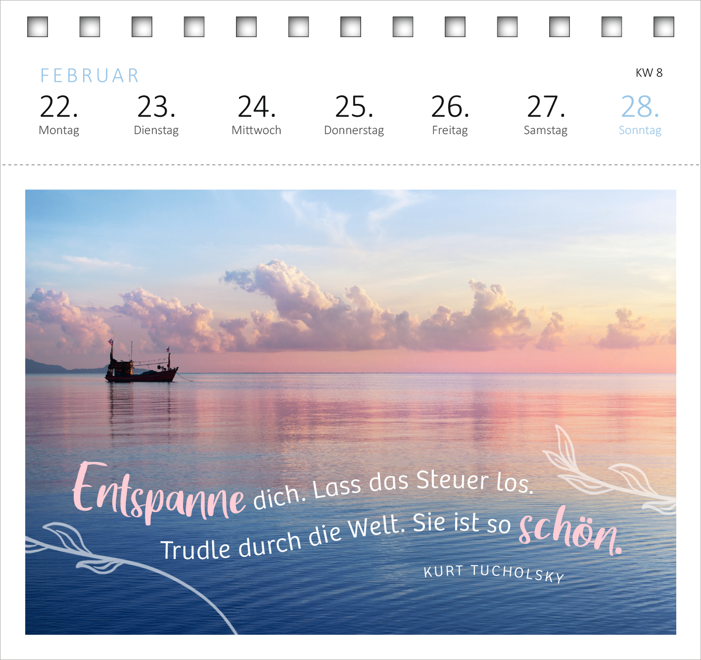 Gezeigt wird eine Innen- oder Zusatzansicht von „Postkartenkalender 365 Tage Gelassenheit 2027“. Die Ansicht zeigt eine sanfte, farbenfrohe Landschaftsszene mit einem ruhigen Wasser und einem Boot im Hintergrund. Der Himmel ist in Pastellfarben gefärbt. Im Vordergrund befindet sich der handschriftlich gestaltete Spruch „Entspanne dich. Lass das Steuer los. Trudle durch die Welt. Sie ist so schön.“ von Kurt Tucholsky, in einer eleganten, verspielten Schriftart. Der Kalender hat eine...
