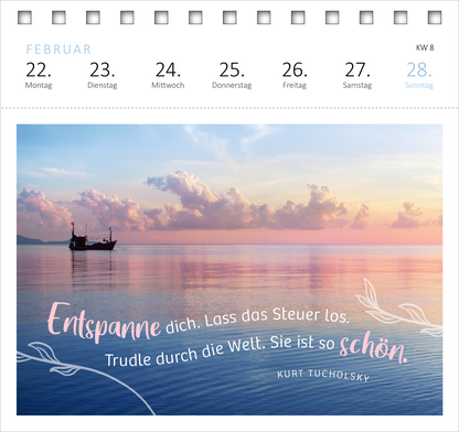 Gezeigt wird eine Innen- oder Zusatzansicht von „Postkartenkalender 365 Tage Gelassenheit 2027“. Die Ansicht zeigt eine sanfte, farbenfrohe Landschaftsszene mit einem ruhigen Wasser und einem Boot im Hintergrund. Der Himmel ist in Pastellfarben gefärbt. Im Vordergrund befindet sich der handschriftlich gestaltete Spruch „Entspanne dich. Lass das Steuer los. Trudle durch die Welt. Sie ist so schön.“ von Kurt Tucholsky, in einer eleganten, verspielten Schriftart. Der Kalender hat eine...