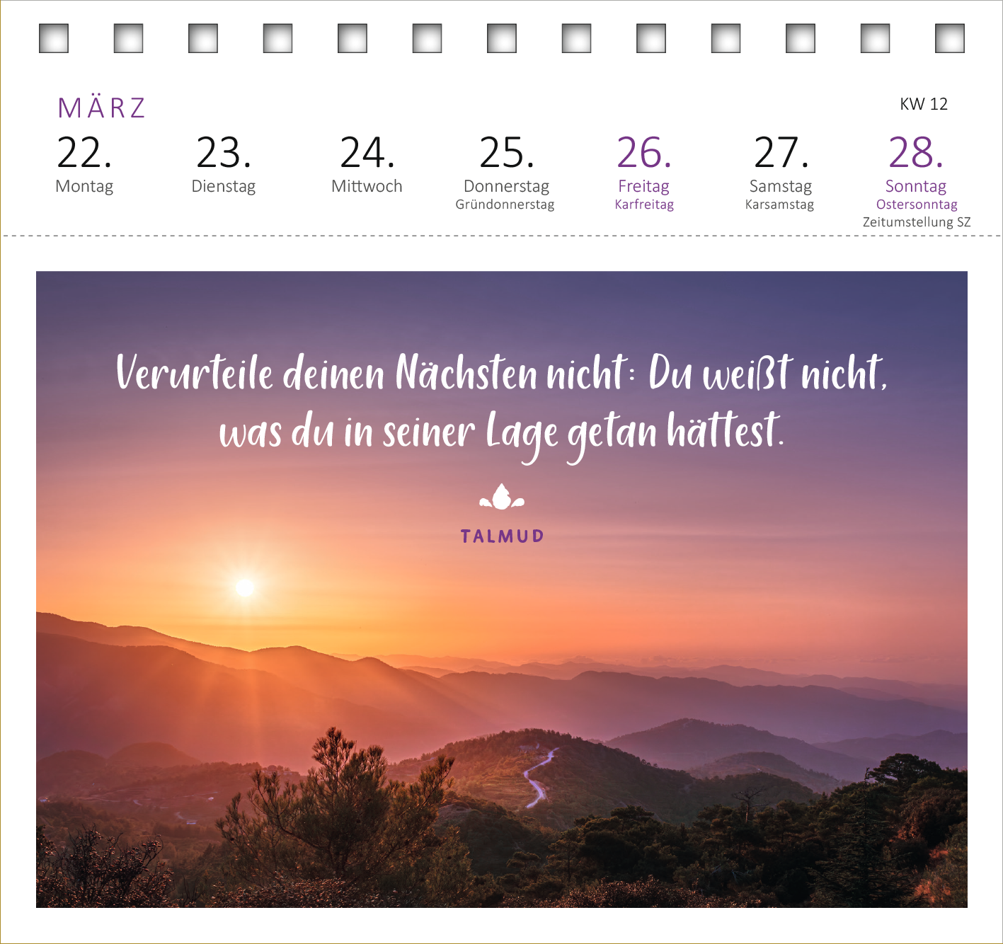 Gezeigt wird eine Innenansicht von „Postkartenkalender Innere Stärke 2027“. Die Seite zeigt einen zarten Sonnenuntergang über sanften Hügeln, dominiert von warmen Farben wie Orange, Lila und Blau. In der oberen Hälfte befindet sich eine inspirierende Schriftart, die den Spruch „Verurteile deinen Nächsten nicht: Du weißt nicht, was du in seiner Lage getan hättest“ anmutig präsentiert. Darunter steht das Wort „TALMUD“ in einer klaren, modernen Typografie. Kalenderwochen und...