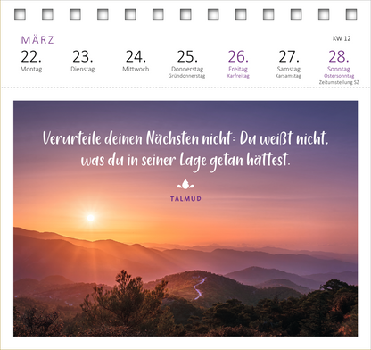 Gezeigt wird eine Innenansicht von „Postkartenkalender Innere Stärke 2027“. Die Seite zeigt einen zarten Sonnenuntergang über sanften Hügeln, dominiert von warmen Farben wie Orange, Lila und Blau. In der oberen Hälfte befindet sich eine inspirierende Schriftart, die den Spruch „Verurteile deinen Nächsten nicht: Du weißt nicht, was du in seiner Lage getan hättest“ anmutig präsentiert. Darunter steht das Wort „TALMUD“ in einer klaren, modernen Typografie. Kalenderwochen und...
