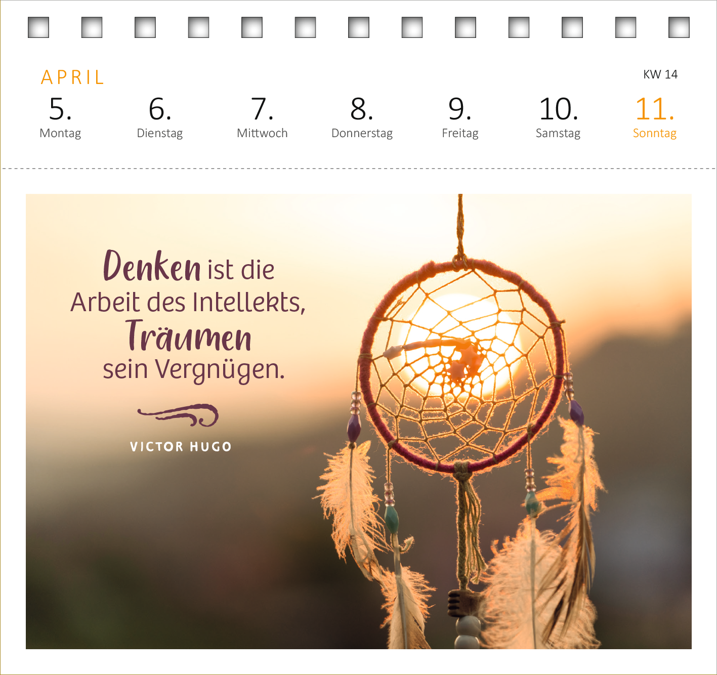 Gezeigt wird eine Innen- oder Zusatzansicht von „Postkartenkalender Innere Stärke 2027“. Der Kalender zeigt eine sanfte, verschwommene Hintergrundlandschaft mit einem Traumfänger im Vordergrund. Der Traumfänger ist in warmen Erdtönen gehalten, während die Federn in helle, freundliche Farben getaucht sind. Auf dem Bild steht in geschwungener Schrift: „Denken ist die Arbeit des Intellekts, Träumen sein Vergnügen.“ Unterhalb ziert der Name „VICTOR HUGO“ die Gestaltung. Die...
