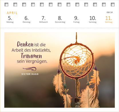 Gezeigt wird eine Innen- oder Zusatzansicht von „Postkartenkalender Innere Stärke 2027“. Der Kalender zeigt eine sanfte, verschwommene Hintergrundlandschaft mit einem Traumfänger im Vordergrund. Der Traumfänger ist in warmen Erdtönen gehalten, während die Federn in helle, freundliche Farben getaucht sind. Auf dem Bild steht in geschwungener Schrift: „Denken ist die Arbeit des Intellekts, Träumen sein Vergnügen.“ Unterhalb ziert der Name „VICTOR HUGO“ die Gestaltung. Die...