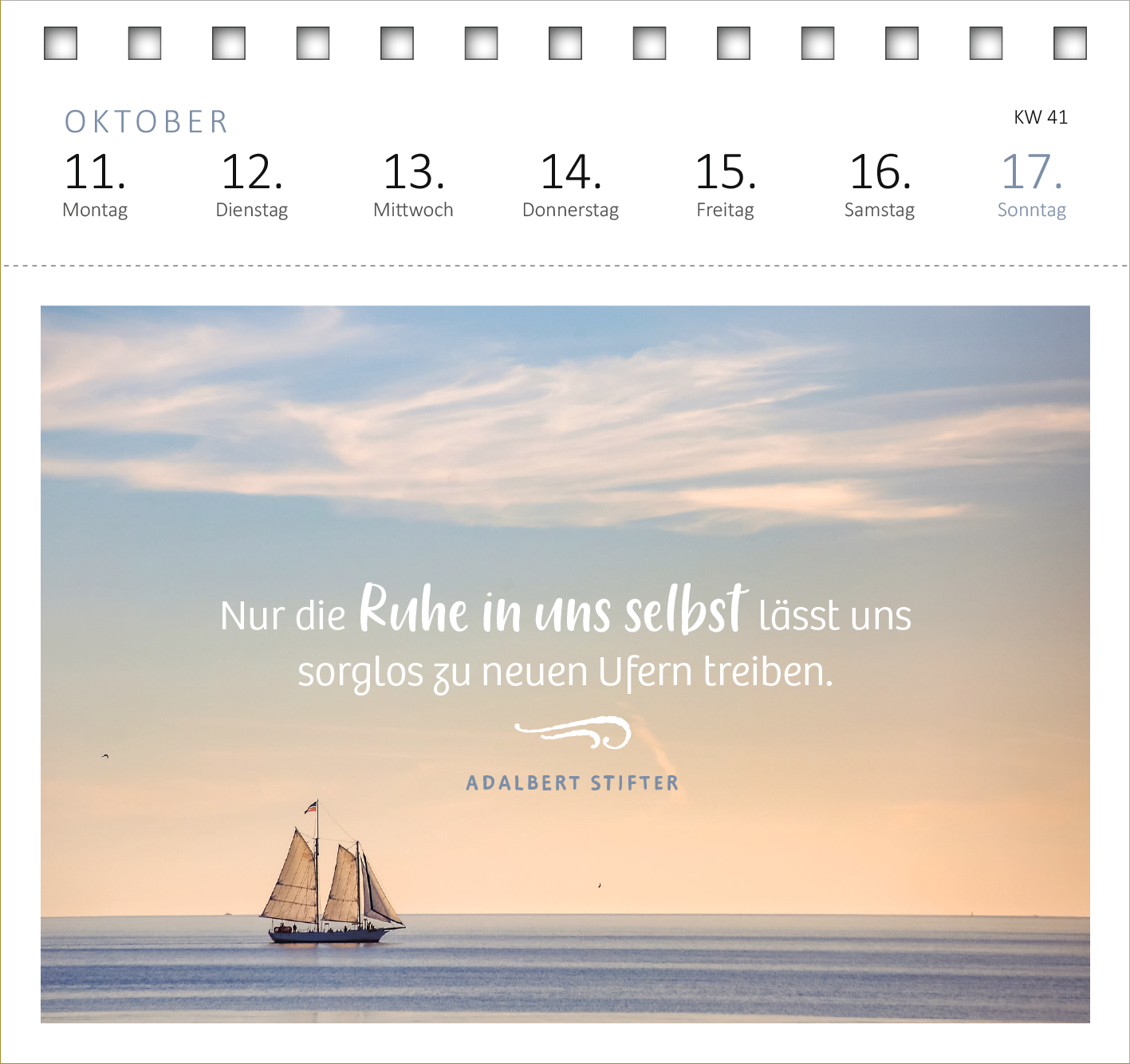 Gezeigt wird eine Innen- oder Zusatzansicht von „Postkartenkalender Innere Stärke 2027“. Die Ansicht präsentiert eine ruhige Seelandschaft mit einer Segeljacht vor einem sanften, pastellfarbenen Himmel. Der inspirierende Spruch von Adalbert Stifter ist in einer modernen, leicht verspielten Schrift in Weiß aufgetragen. Die Wassertöne sind in sanften Blautönen gehalten, während die Wolken in zarten Rosé- und Gelbtönen erscheinen. Datumsangaben und Wochentage sind klar und einfach...