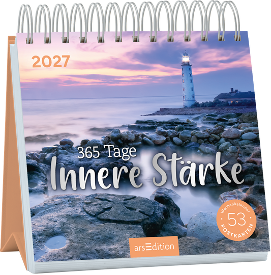 Das Cover zeigt einen ruhigen Küstenabschnitt bei Sonnenuntergang mit sanften, pastelligen Farben in Lila und Orange. Im Vordergrund sind glatte Steine sichtbar, während im Hintergrund ein weißer Leuchtturm an der Küste leuchtet. Der Titel „Innere Stärke“ ist in eleganter, handschriftlicher Schriftart in Weiß gehalten, ergänzt durch die Worte „365 Tage“ oberhalb. Oben links steht das Jahr „2027“. Ganz unten mittig steht der Logoschriftzug von arsEdition.