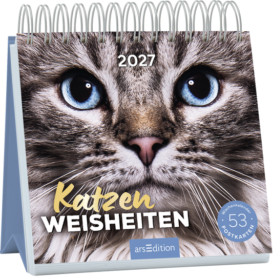 Das Cover zeigt eine große Nahaufnahme eines katzenartigen Gesichts mit leuchtend blauen Augen und einem sanften, neugierigen Ausdruck. Der Hintergrund ist hell und der Fokus liegt auf dem pelzigen Gesicht. In der oberen linken Ecke steht in goldener Schrift „Katzen“ und darunter in weißer Schrift „WEISHEITEN“. Am oberen Rand ist „2027“ platziert. In der unteren rechten Ecke befindet sich ein blauer Button mit dem Text „53 Postkarten“. Ganz unten mittig steht der...