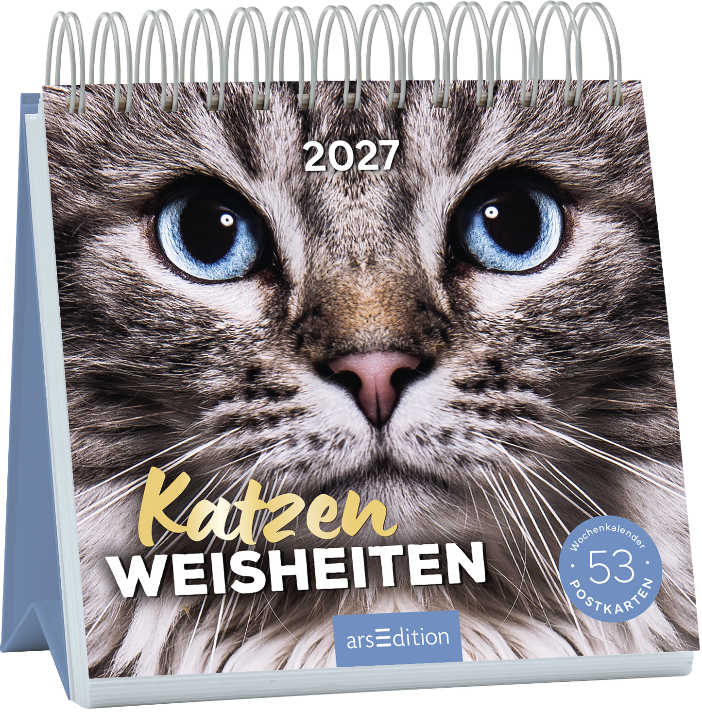 Das Cover zeigt eine große Nahaufnahme eines katzenartigen Gesichts mit leuchtend blauen Augen und einem sanften, neugierigen Ausdruck. Der Hintergrund ist hell und der Fokus liegt auf dem pelzigen Gesicht. In der oberen linken Ecke steht in goldener Schrift „Katzen“ und darunter in weißer Schrift „WEISHEITEN“. Am oberen Rand ist „2027“ platziert. In der unteren rechten Ecke befindet sich ein blauer Button mit dem Text „53 Postkarten“. Ganz unten mittig steht der...