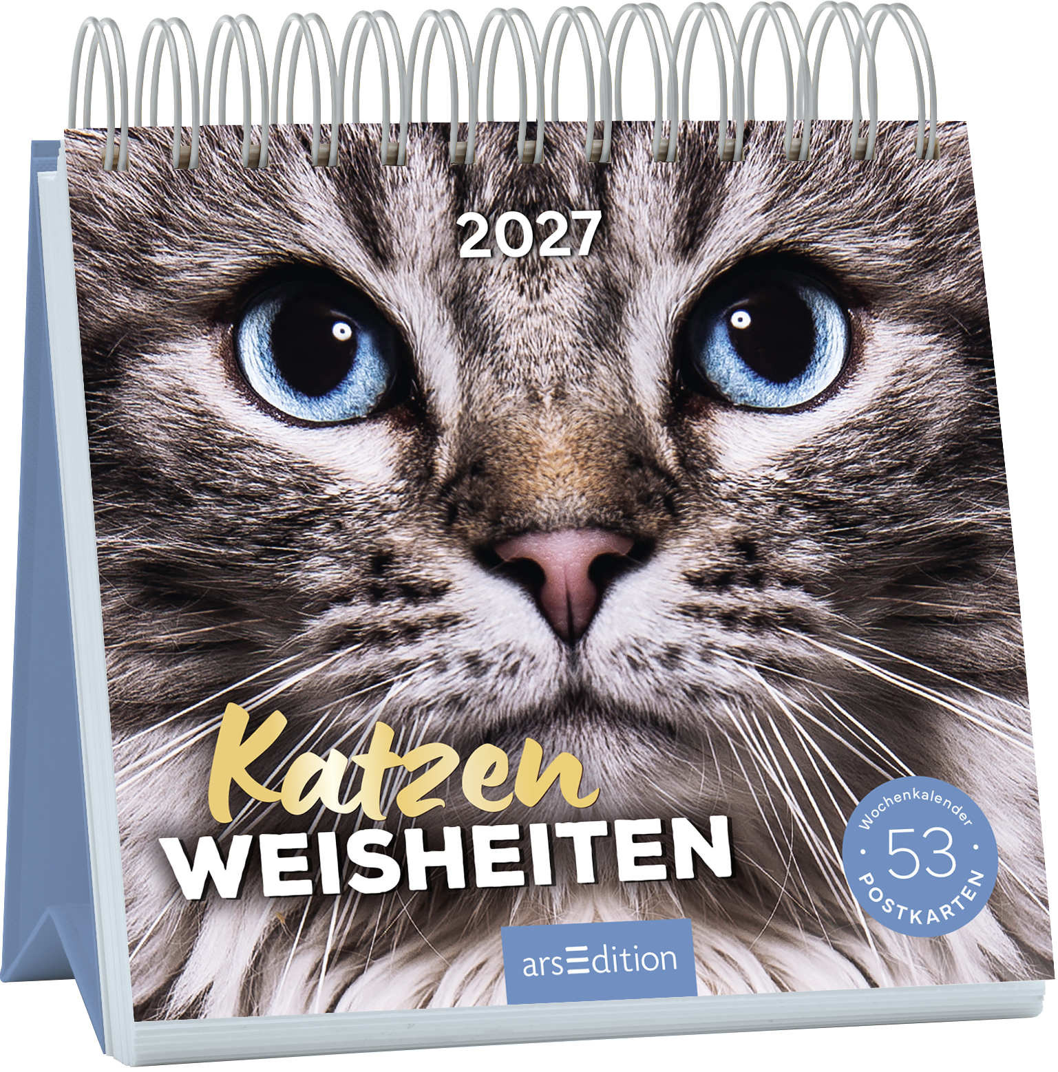 Das Cover zeigt eine große Nahaufnahme eines katzenartigen Gesichts mit leuchtend blauen Augen und einem sanften, neugierigen Ausdruck. Der Hintergrund ist hell und der Fokus liegt auf dem pelzigen Gesicht. In der oberen linken Ecke steht in goldener Schrift „Katzen“ und darunter in weißer Schrift „WEISHEITEN“. Am oberen Rand ist „2027“ platziert. In der unteren rechten Ecke befindet sich ein blauer Button mit dem Text „53 Postkarten“. Ganz unten mittig steht der...