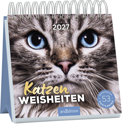 Das Cover zeigt eine große Nahaufnahme eines katzenartigen Gesichts mit leuchtend blauen Augen und einem sanften, neugierigen Ausdruck. Der Hintergrund ist hell und der Fokus liegt auf dem pelzigen Gesicht. In der oberen linken Ecke steht in goldener Schrift „Katzen“ und darunter in weißer Schrift „WEISHEITEN“. Am oberen Rand ist „2027“ platziert. In der unteren rechten Ecke befindet sich ein blauer Button mit dem Text „53 Postkarten“. Ganz unten mittig steht der...