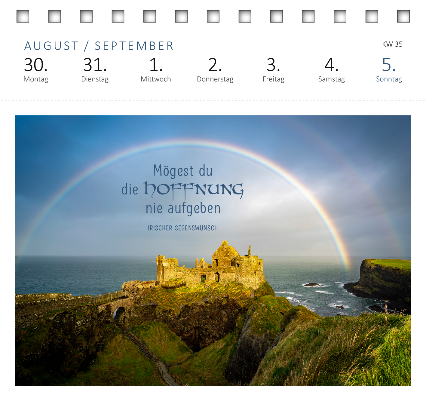 Gezeigt wird eine Innen- oder Zusatzansicht von „Postkartenkalender Irische Segenswünsche 2027“. Die Ansicht zeigt den Monat August/September mit einem Kalenderblatt, das eine malerische Küstenlandschaft und eine ruinenartige Burg unter einem Regenbogen darstellt. Der Text in geschwungener Schrift lautet: „Mögest du die HOFFNUNG nie aufgeben“, integriert in die Bildmitte. Der Hintergrund ist in sanften Blau- und Grüntönen gehalten, während die Schrift dunkelblau und gut lesbar...