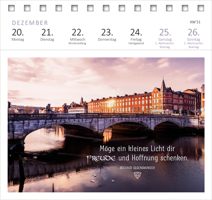 Gezeigt wird eine Innen- oder Zusatzansicht von „Postkartenkalender Irische Segenswünsche 2027“. Die Darstellung zeigt eine sanfte, pastellfarbene Abendstimmung über einer Stadt mit einer Brücke und Gebäuden im Hintergrund. Der Kalender zeigt das Datum und die Wochentage im oberen Bereich. Unter der bildlichen Darstellung befindet sich der Segenswunsch „Möge ein kleines Licht dir Freude und Hoffnung schenken“ in einer eleganten, geschwungenen Schrift, hervorgehoben durch große,...